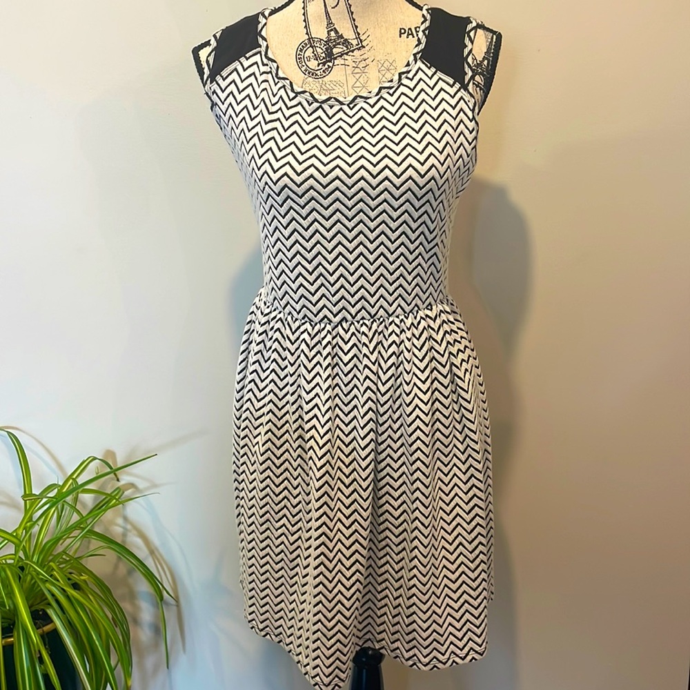 BLACK AND WHITE CHEVRON PATTERN DRESS